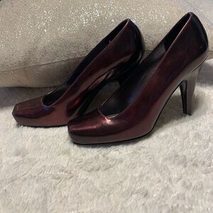 Claudia Guiti‎ metallic wine heels
